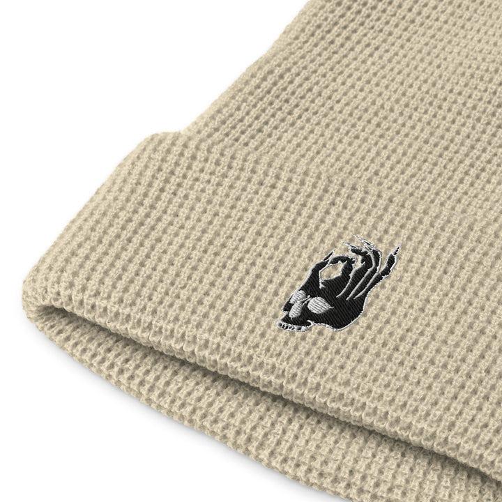 Hellbeing waffle cream beanie, fabric and label detail
